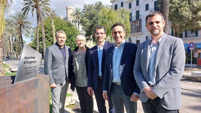 Palma inaugura el último de los monolitos dedicado a las 'Homilies d'Organy' en Baleares