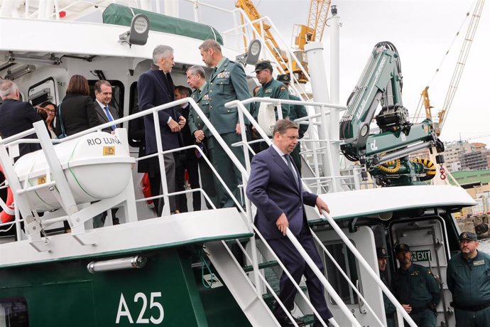 El ministro de Agricultura, Pesca y Alimentación, Luis Planas, baja de la nueva embarcación del Servicio Marítimo de la Guardia Civil Río Luna, a 3 de abril de 2023, en Vigo, Pontevedra, Galicia (España).