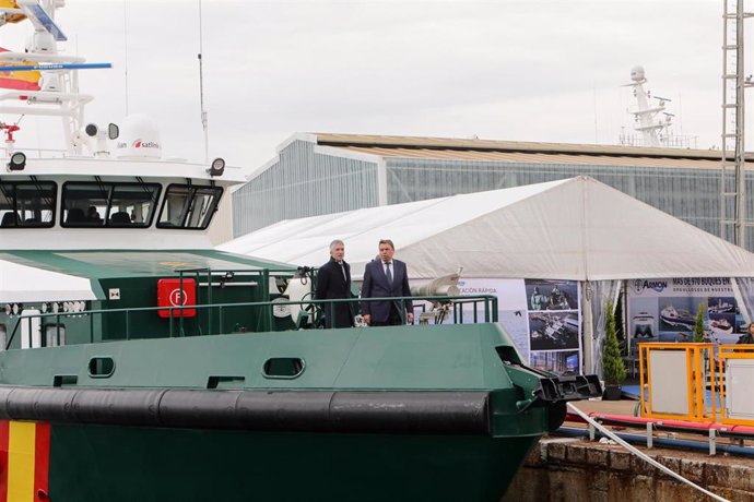 El ministro del Interior, Fernando Grande-Marlaska (i), y el ministro de Agricultura, Pesca y Alimentación, Luis Planas (d), conversan en la nueva embarcación del Servicio Marítimo de la Guardia Civil Río Luna, a 3 de abril de 2023, en Vigo.