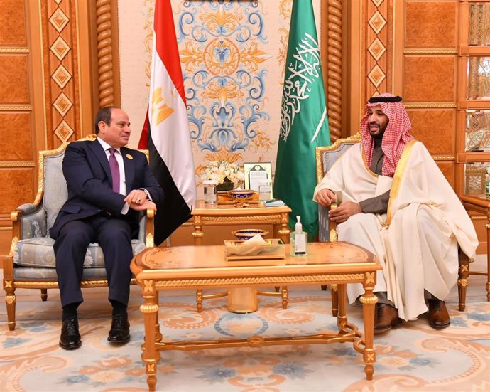 Archivo - El presidente de Egipto, Abdelfatá al Sisi, y el príncipe heredero Mohamed bin Salmán, actual primer ministro de Arabia Saudí