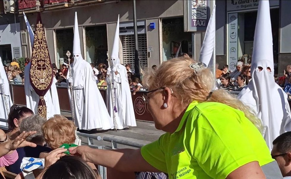Distribución de ceniceros portátiles en Málaga, en el marco de la campaña Depende de TODOS de la Mesa del Tabaco