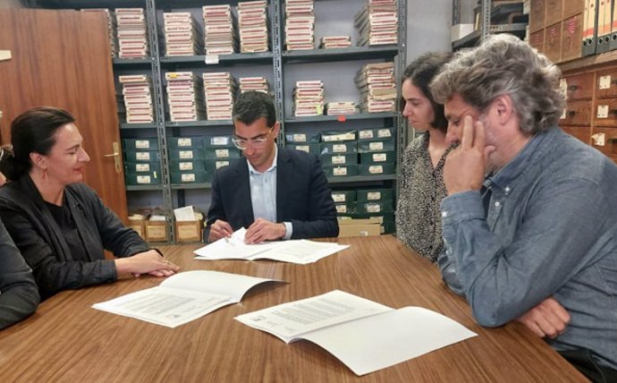 Govern y Casa Planas firman un protocolo para catalogar, conservar y digitalizar el Archivo Fotográfico de Josep Planas