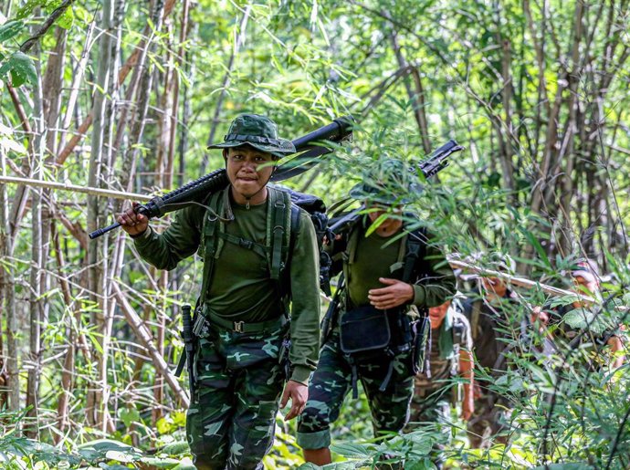 Archivo - Milicianos de la Fuerza de Defensa de las Nacionalidades Karenni en Birmania