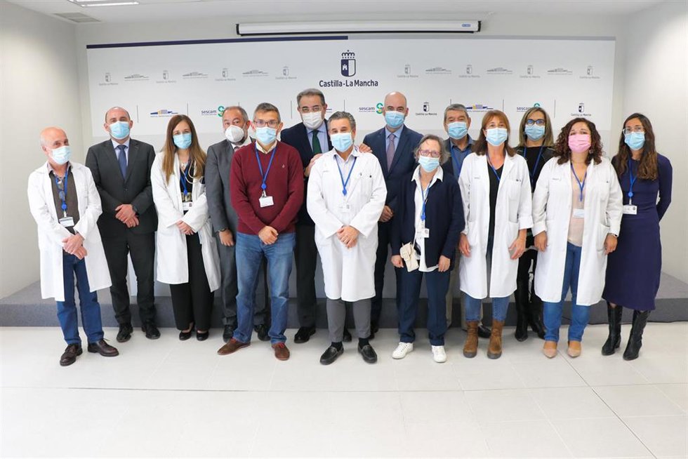 El consejero de Sanidad, Jesús Fernández Sanz y el Rector de la Universidad de Castilla-La Mancha, Julián Garde, suscriben el protocolo para la cesión de espacios docentes en el Hospital Universitario de Toledo para los alumnos de Medicina