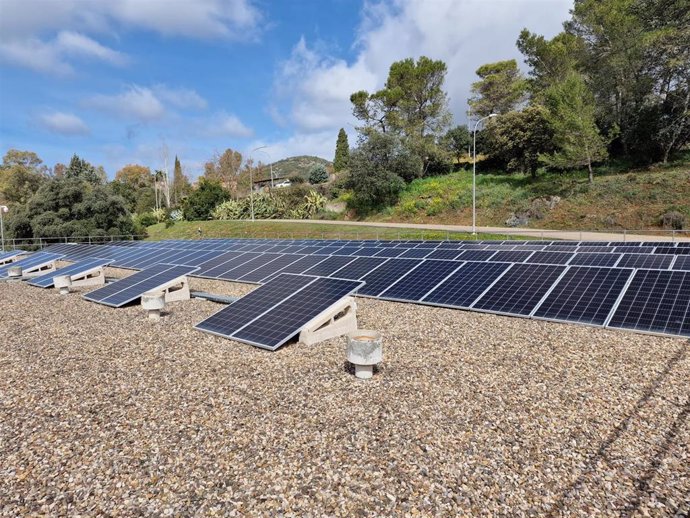 Paneles fotovoltaicos instalados en la ETAP Guadanuño.