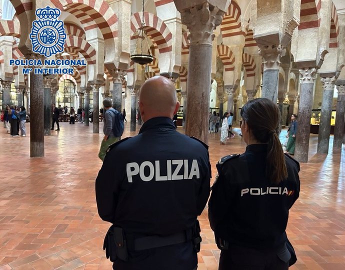 Agentes de la Policía Nacional de Córdoba y de la Polizia di Stato italiana en la Mezquita.