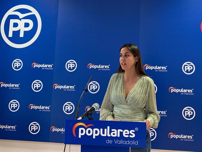 La portavoz de campaña de Jesús Julio Carnero, Blanca Jiménez, en rueda de prensa.