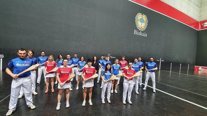 Lorea Bilbao con los y las palistas que disputarán los torneos.
