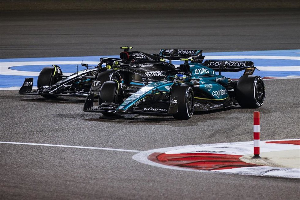 Fernando Alonso adelanta a Lewis Hamilton durante el Gran Premio de Baréin 2023