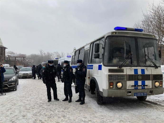 Archivo - 13 March 2021, Russia, Moscow: Russian police officers stand guard outside a building after breaking up an opposition gathering and arrested several people of the Russian opposition movement so-called 'United Democrats'. Photo: Hannah Wagner/d