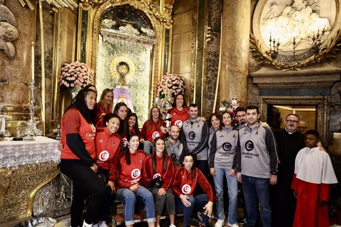 La plantilla, el equipo técnico y la directiva del club de baloncesto Casademont Zaragoza Femenino se hacen una foto junto a la patrona de Zaragoza, la Virgen del Pilar, en la Catedral Basílica del Pilar de Zaragoza, a 3 de abril de 2023.