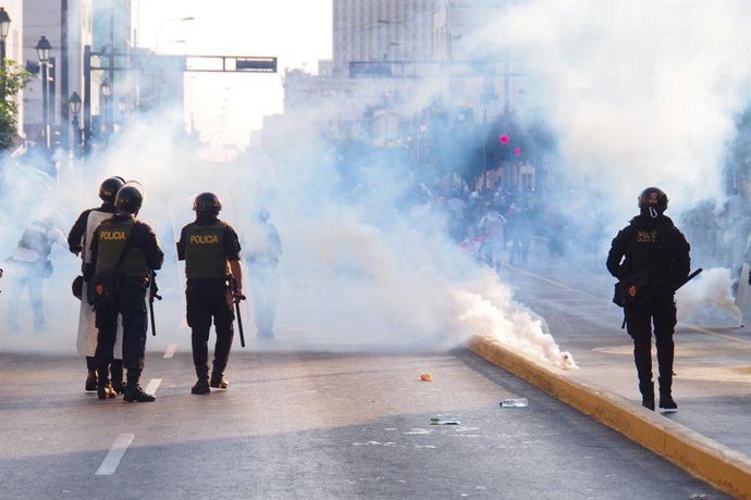 Archivo - January 24, 2023, Lima, Lima, Peru: Police repressing protesters when for the fifth day in a row, thousands of unionists, students an indigenous organizations took to the streets demanding President Dina Boluarte resignation