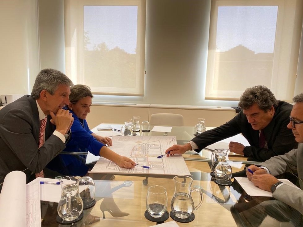 La alcaldesa de Toledo, Milagros Tolón, se reúne con el ministro de Inclusión, Seguridad Social y Migraciones, José Luis Escrivá.