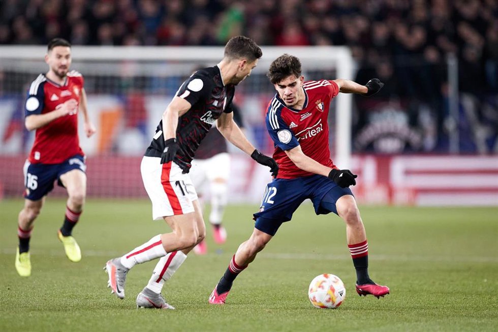 Archivo - Ez Abde (CA Osasuna) compite por el balón con Óscar de Marcos (Athletic Club), en la ida de las semifinales de Copa del Rey 2022-2023 en El Sadar. 