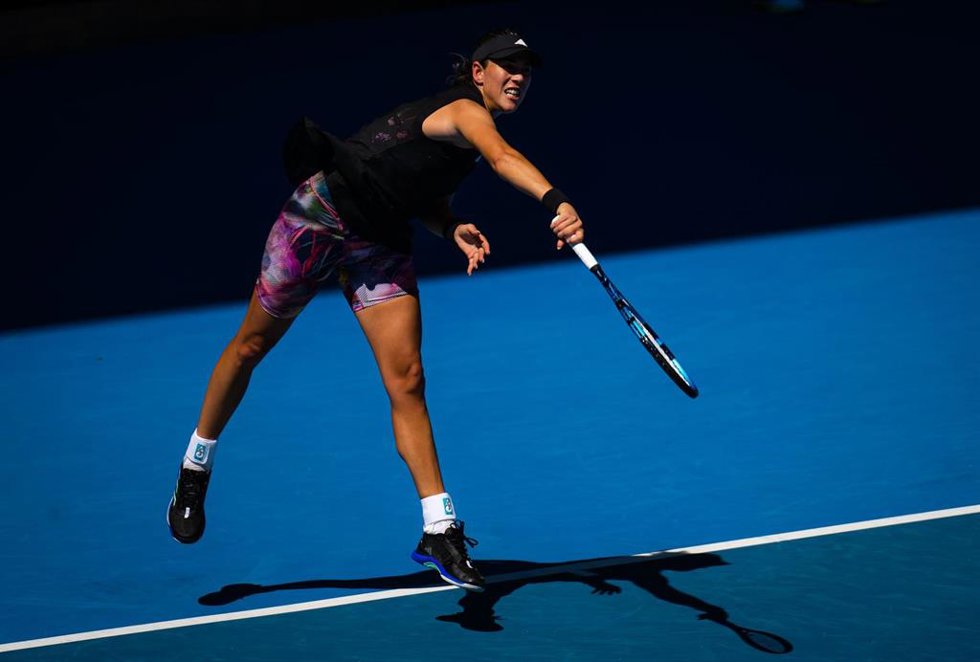 Archivo - Garbiñe Muguruza realiza un saque durante el Abierto de Australia 2023