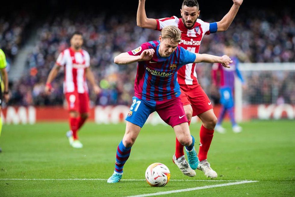 Archivo - Frenkie de Jong presionado por Koke en el FC Barcelona-Atlético de Madrid de LaLiga Santander 2021-2022