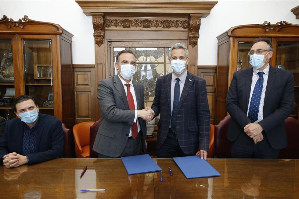 El vicepresidente y consejero de Universidades, Igualdad, Cultura y Deporte, Pablo Zuloaga, y el consejero de Sanidad, Raúl Pesquera, firman con el Banco Santander el convenio de colaboración para incorporar el sistema robotizado Lokomat.
