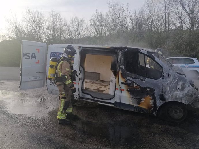 Efectivos del CEIS intervienen en la extinción del incendio de una furgoneta en la carretera N-340, en Lorca (Murcia)