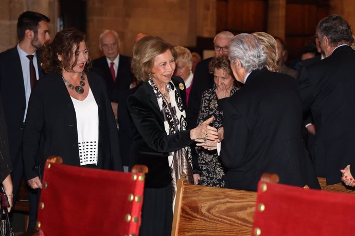 La Reina Sofía asiste al tradicional concierto de Semana Santa a beneficio de Projecte Home en la Catedral de Mallorca.