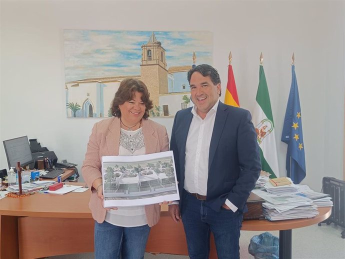 La alcaldesa con el gerente de la empresa, Manuel Sánchez