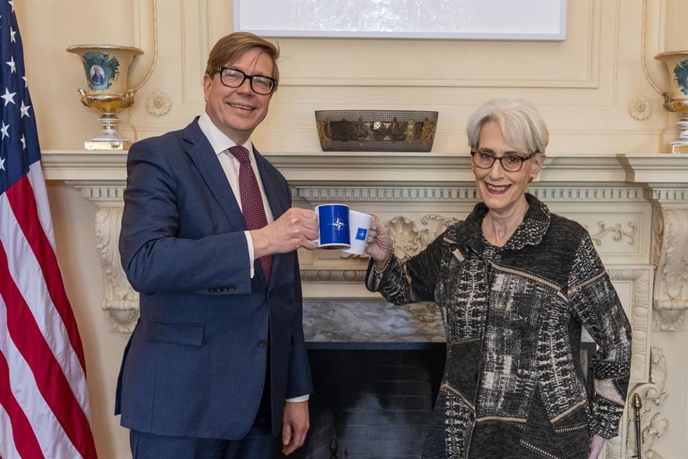 El secretario de Estado de Exteriores de Finlandia, Jukka Salovaara, y la subsecretaria de Estado estadounidense, Wendy Sherman.