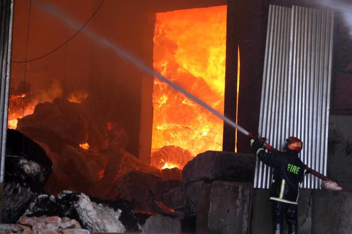 Imagen de archivo de un bombero en un incendio de una fábrica de algodón en Bangladesh