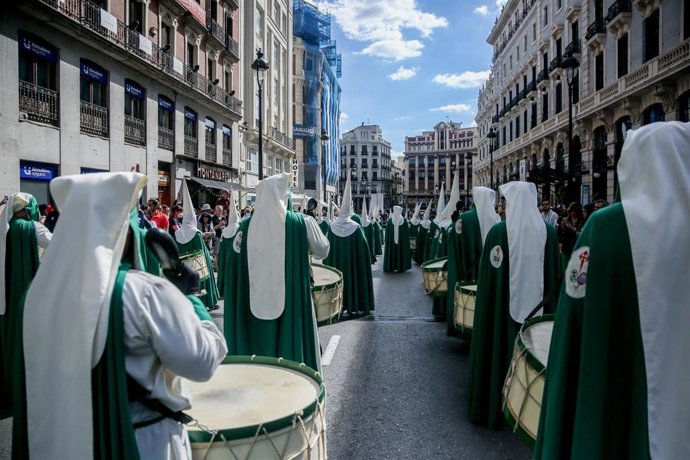 Archivo - Banda de tambores de una cofradía que acompaña la procesión de La Soledad y del Desamparo y del Cristo Yacente, que sale desde la Iglesia de la Concepción Real de Calatrava, a 16 de abril de 2022, en Madrid (España). La procesión de La Soledad