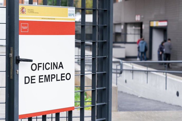 Archivo - Entrada a la nueva oficina de empleo Vallecas-Santa Eugenia, a 9 de diciembre de 2022, en Madrid (España). Durante su visita a la oficina de empleo, la presidenta de la Comunidad de Madrid ha ofrecido declaraciones a los medios, donde ha reite