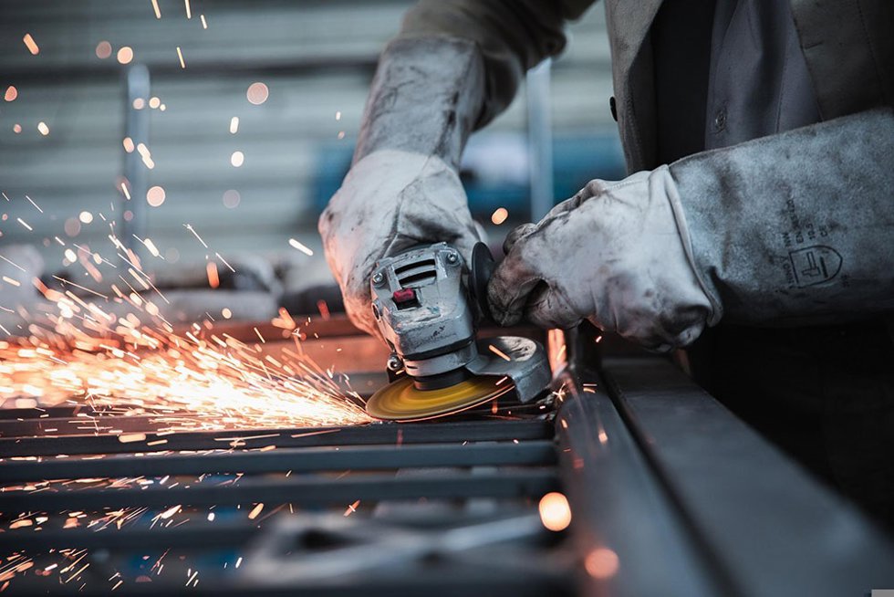 Una  persona trabajando en la industria