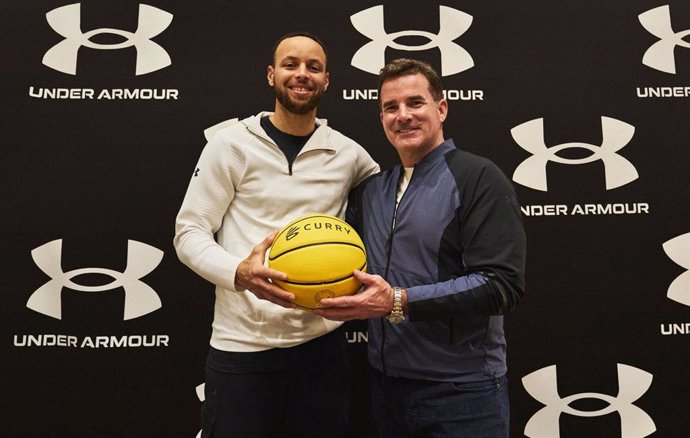 El jugador de Golden State Warriors Stephen Curry y el presidente ejecutivo de Under Armour, Kevin Plank, anunciaron la firma del acuerdo pionero de la estrella de la NBA con la multinacional estadounidense de material deportivo.