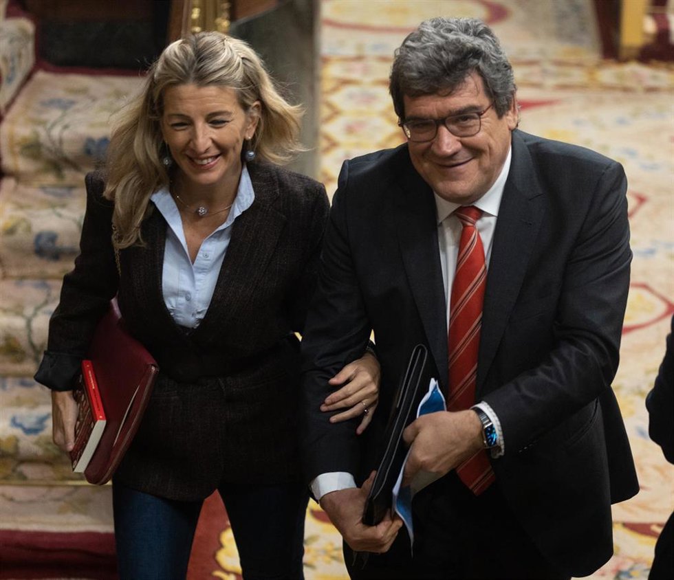 Archivo - La vicepresidenta segunda y ministra de Trabajo y Economía Social, Yolanda Díaz y el ministro de Inclusión, Seguridad Social y Migraciones, José Luis Escrivá, en una imagen de archivo
