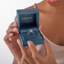 Anillos de compromiso y alianzas de boda.