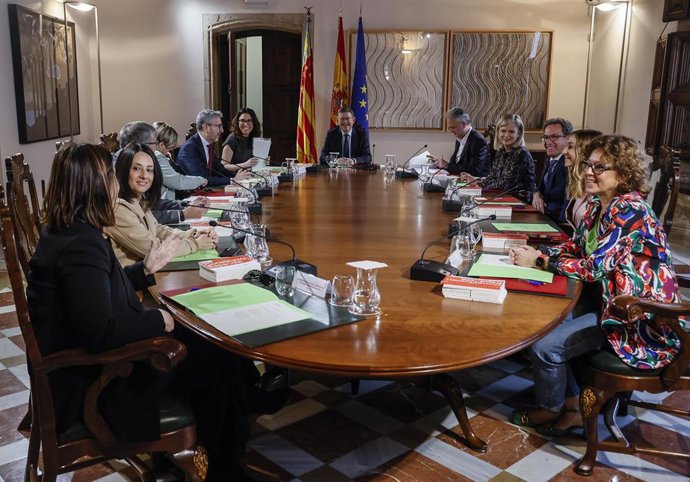 Vista de los miembros del Consell reunidos durante el pleno extraordinario para aprobar la convocatoria de elecciones