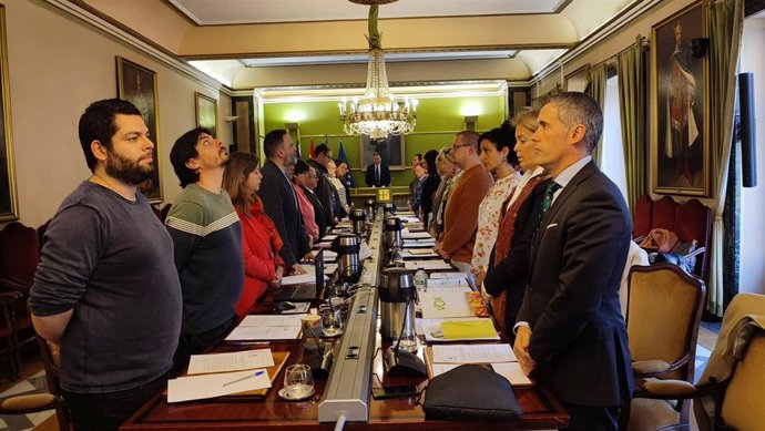 La corporación de Oviedo guarda un minuto de silencio por la muerte de Tatiana Coinac y Dámaso  Guillén.