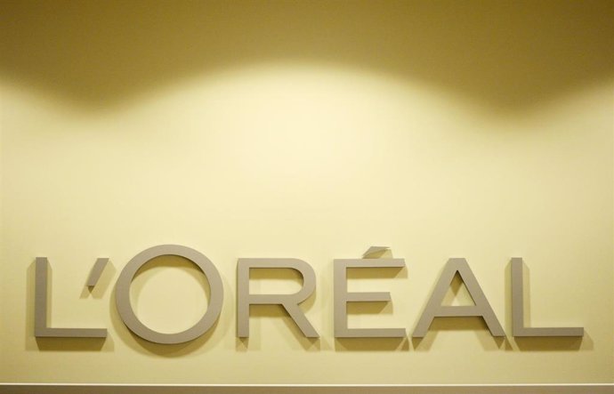 Archivo - FILED - 10 January 2013, Berlin: The L'Oreal logo is seen at look samples for Mercedes Benz Fashion Week at the L'Oreal Professionnel Academy. A surge in demand for make-up and skin care products coupled with the weaker euro enabled French cos