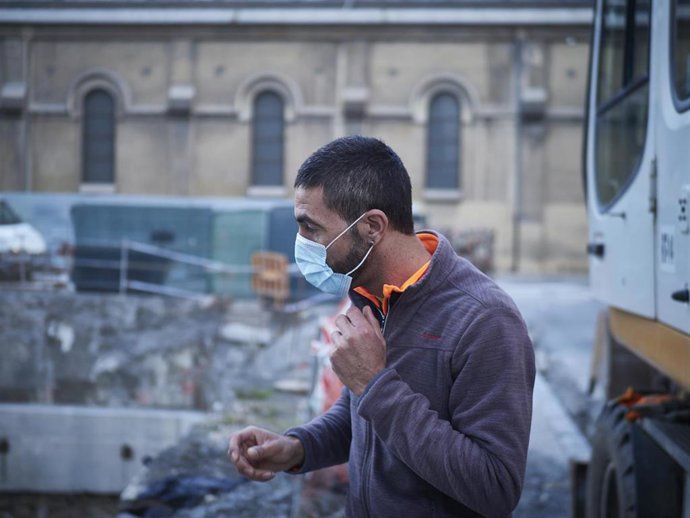 Archivo - Un trabajador de la construcción trabaja en una obra.