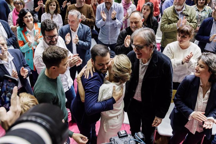 Yolanda Díaz, saluda al ministro de Consumo, Alberto Garzón, durante el acto 'Hoy empieza todo' de la plataforma Sumar, en el polideportivo Antonio Magariños, a 2 de abril de 2023, en Madrid, (España).