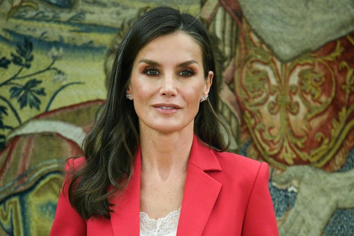 La Reina Letizia posa durante la audiencia ofrecida a una representación del Consejo Editorial de MagasIN, a revista diaria de El Español dedicada a las mujeres, en el Palacio de la Zarzuela, a 24 de marzo de 2023, en Madrid (España).