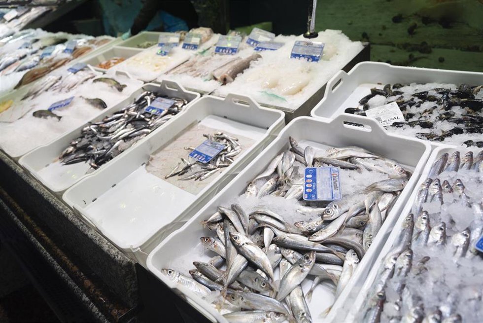 Bacaladillas expuestas en una pescadería de un mercado