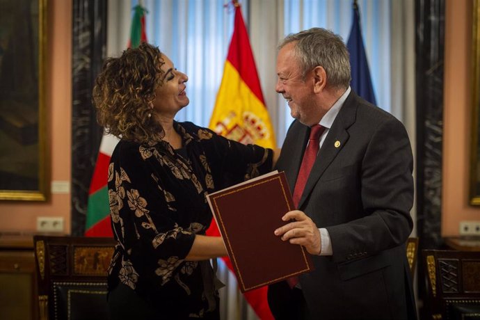 Archivo - La ministra de Hacienda y Función Pública, María Jesús Montero, y el consejero de Economía y Hacienda del Gobierno Vasco, Pedro Azpiazu, durante la Comisión Mixta del Concierto Económico, en la sede del Ministerio de Hacienda, a 17 de noviembr