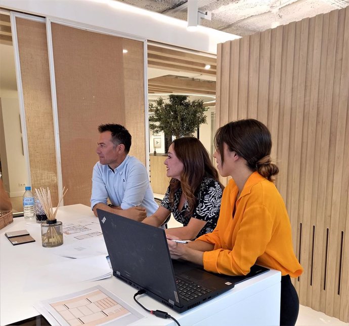 Clientes siendo atendidos en la flagship de Aedas Homes en el centro de Madrid.