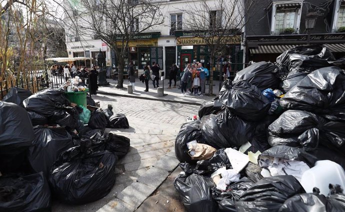 Basura acumulada en las calles de París