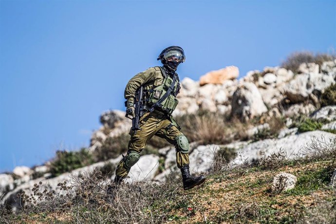 Archivo - Un militar de Israel durante una protesta contra los asentamientos en la aldea cisjordana de Beit Dajan, cerca de la ciudad de Nablús