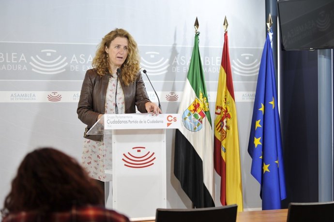 La diputada de Ciudadanos en la Asamblea de Extremadura María Encarnación Martín Andrada en rueda de prensa para valorar el paro en marzo