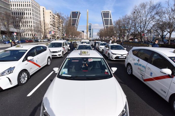 Archivo - Varios taxis marchan desde Plaza de Castilla en una protesta de los taxistas madrileños, a 15 de febrero de 2023, en Madrid (España). 