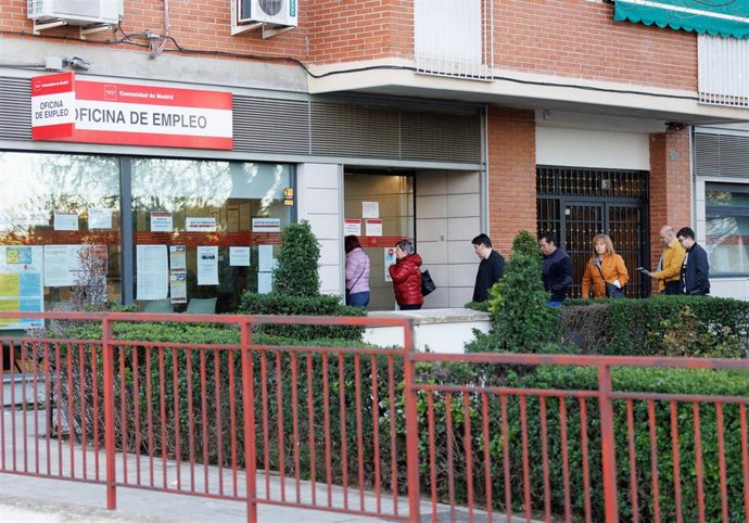 Varias personas en la entrada de una oficina del SEPE, a 4 de abril de 2023