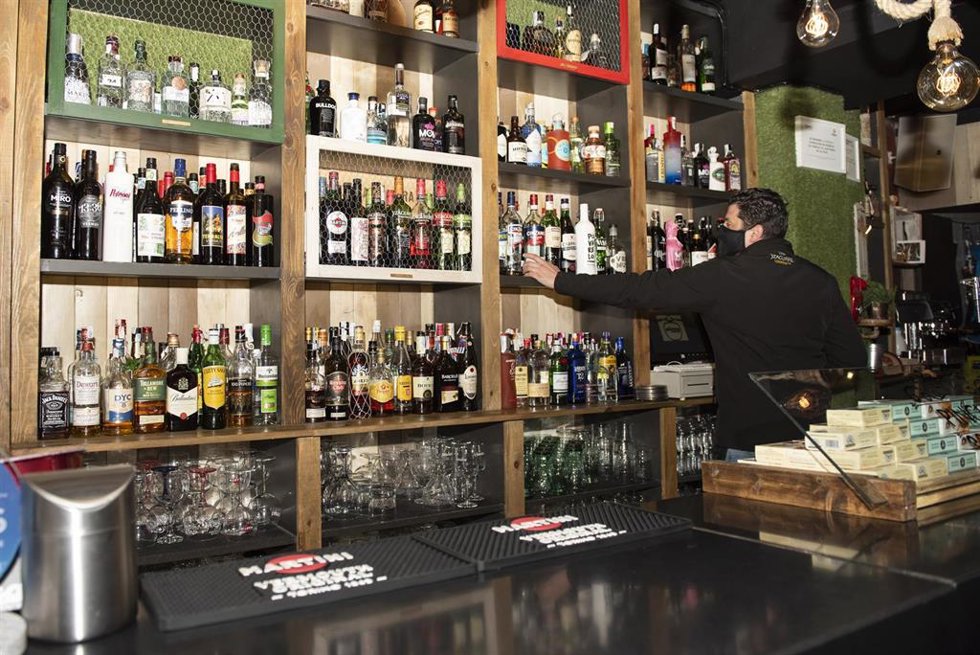 Archivo - Un camarero trabaja en el interior de un bar