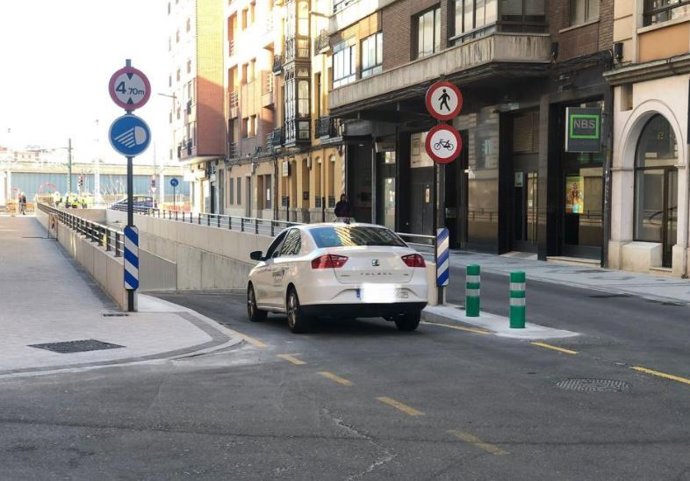 Un turismo accede al nuevo paso subterráno entre la calle Panaderos y Las Delicias en Valladolid.