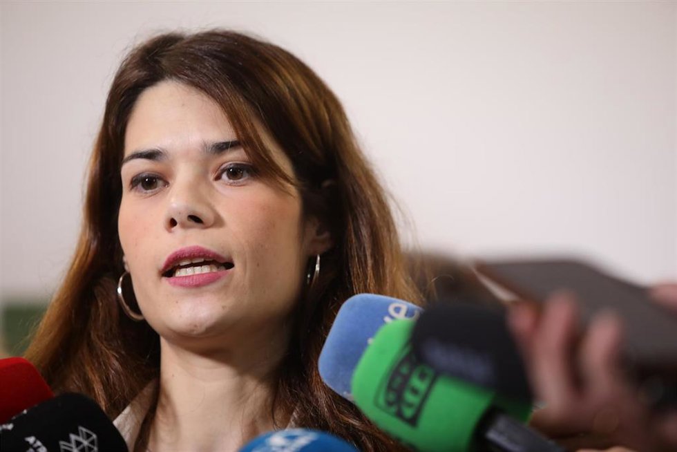 La portavoz estatal de Podemos, Isabel Serra, atiende a los medios en Sevilla.