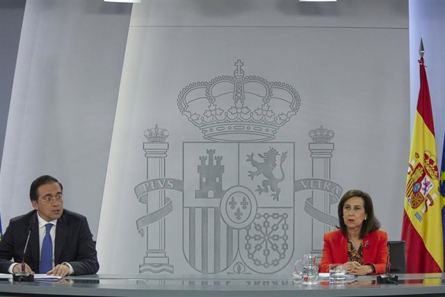 Archivo - El ministro de Asuntos Exteriores, Unión Europea y Cooperación, José Manuel Albares, y la ministra de Defensa, Margarita Robles, durante una rueda de prensa conjunta